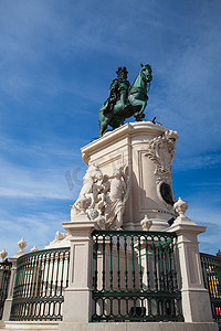 L 商业广场上 1775 年的何塞一世国王铜像
