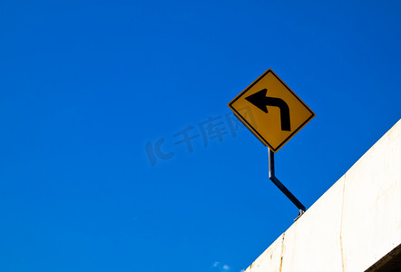 向左转标志与蓝天 2