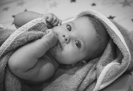 沐浴后裹着毛巾的美丽新生婴儿