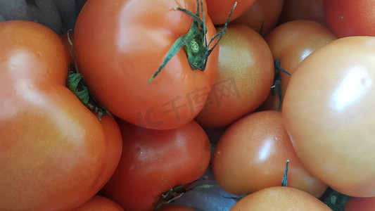 在市场上出售的红色篮子里的红色西红柿。