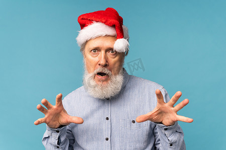 愤怒的圣诞老人吓到孩子们，男人戴着圣诞老人的帽子表现出攻击性的情绪 — 消极和坏心情的圣诞概念