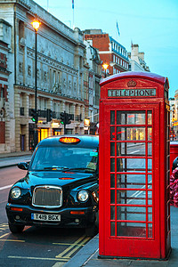 伦敦著名的红色电话亭和出租车