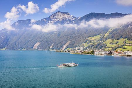瑞士阿尔卑斯山和卢塞恩湖，渡船抵达瑞士港口