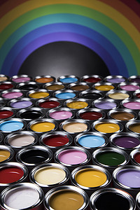 彩虹，有颜色油漆的锡金属罐头