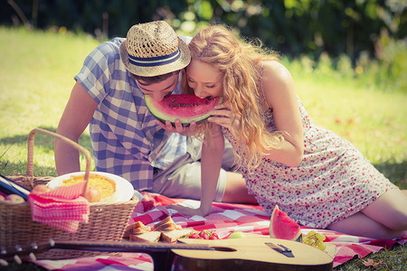 野餐的年轻夫妇吃西瓜