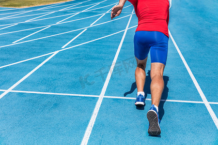 跑步运动员在户外田径和 Fiel 体育场的蓝色跑道上开始跑步。