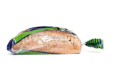 在白色隔离背景下用玻璃纸包装用于吐司的切片大麦片面包