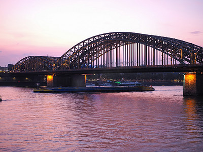 Ko 莱茵河上的 Hohenzollernbruecke（Hohenzollern 桥）