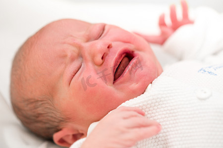 哭脸摄影照片_刚出生的婴儿在医院哭