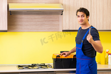 组装厨房家具的年轻服务承包商