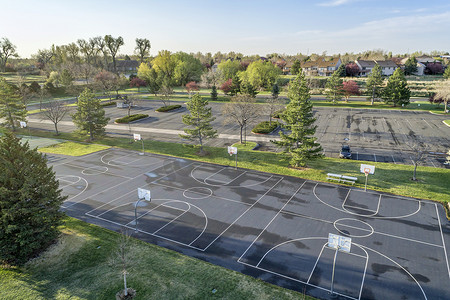 篮球场和公园的鸟瞰图
