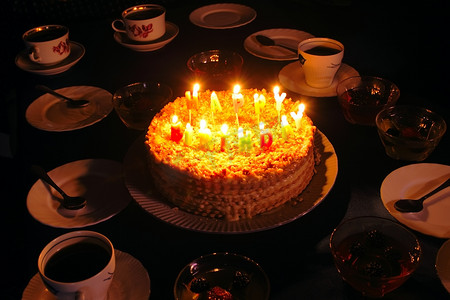 生日快乐庆祝蛋糕摄影照片_生日快乐蛋糕