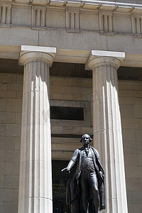 联邦大厅旁的乔治·华盛顿雕像