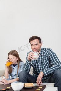 喝果汁的女孩摄影照片_女孩和他父亲喝果汁