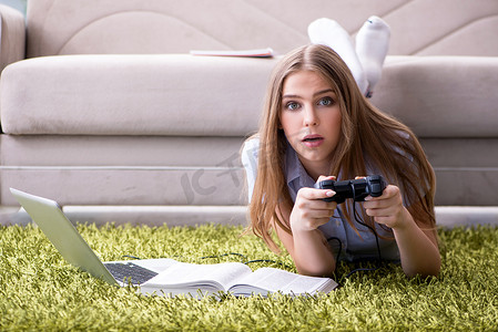 在家视频摄影照片_在家玩游戏的年轻女学生