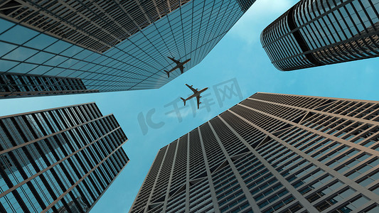 飞机飞过现代城市的摩天大楼