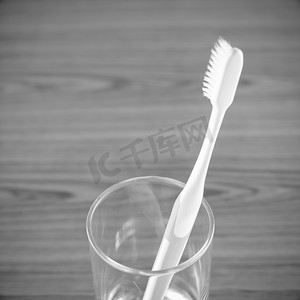 玻璃黑白色调风格的牙刷