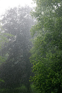 暴雨摄影照片_暴雨