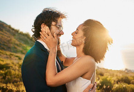 爱情、婚礼和情侣在山上亲吻结婚仪式、承诺和庆祝活动。