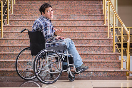 坐轮椅的残疾人爬楼梯有困难