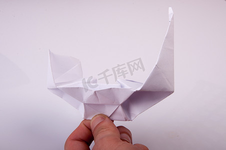 玩具帆船摄影照片_折纸船