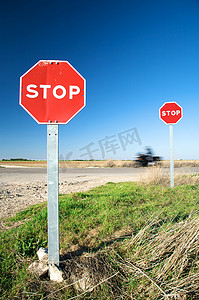 摩托车通过停止交通标志