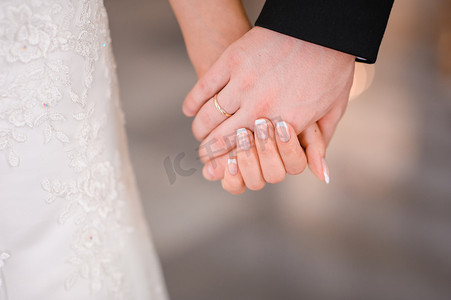 新娘和新郎在户外牵手
