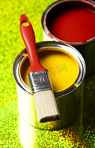 油漆桶摄影照片_油漆桶、油漆和刷子，明亮的彩色色调概念