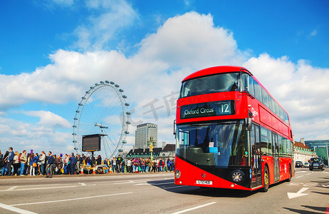 红色散射性光影图案摄影照片_英国伦敦标志性的红色双层巴士