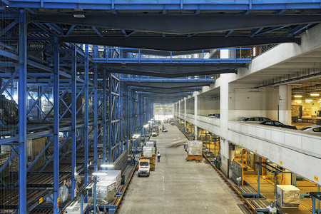 工厂货架摄影照片_工厂仓库室内一排排带箱子的货架