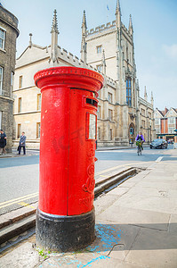 红色的信箱摄影照片_英国剑桥一条街上著名的红色邮箱