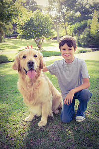 小男孩和他的狗在公园里