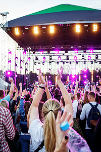 在夏季音乐节上举手的人。