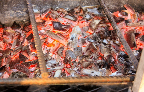 用热煤烧烤肉