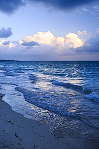 黄昏海滩上的海浪