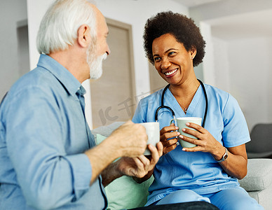 护士医生高级护理护理人员帮助援助退休家庭护理老人妇女男人健康支持非裔美国人黑咖啡茶饮水杯
