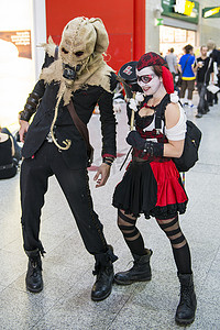 欧洲小丑摄影照片_伦敦，英国 - 10 月 26 日： 角色扮演者打扮成哈雷奎因 a