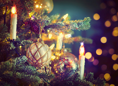 小玩意儿摄影照片_用小玩意儿、花环和蜡烛装饰的圣诞树