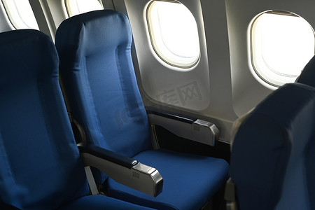 机舱内部，经济舱空荡荡的舒适座椅，带舷窗