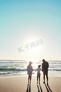 家庭、海滩和日落在夏季度假或度假时在宁静的海洋风景中放松身心。