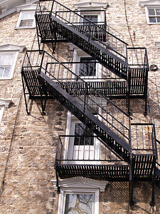 石头梯子摄影照片_一座石头建筑的防火梯的特写