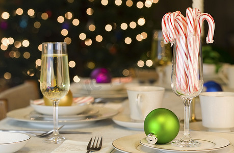 餐桌上的拐杖糖和圣诞饰品
