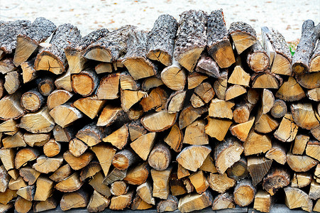 一堆粗切的木柴一个接一个地堆在一起。