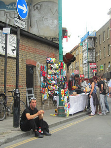 身份不明的访客在 2010 年 8 月 15 日在 Brick Lane 市场