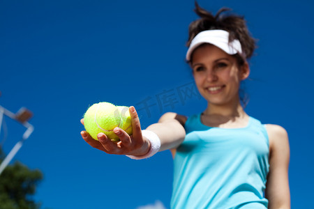 年轻女子打网球，夏季饱和主题