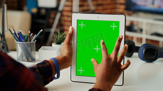 在现代平板电脑上使用绿屏显示器的女经理