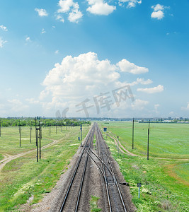 云下绿色景观中的铁路