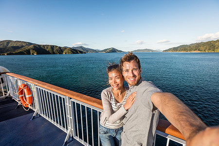 邮轮情侣游客在新西兰旅行时自拍。