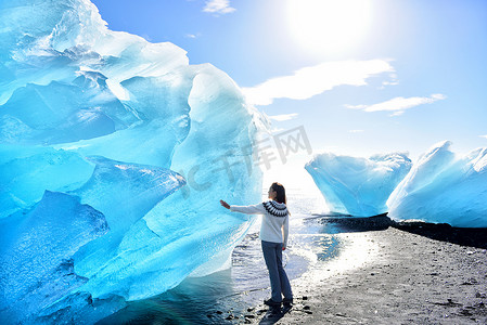 冰山摄影照片_冰岛 在冰山海滩的惊人风景。
