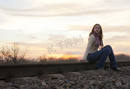 坐在铁路附近的少女